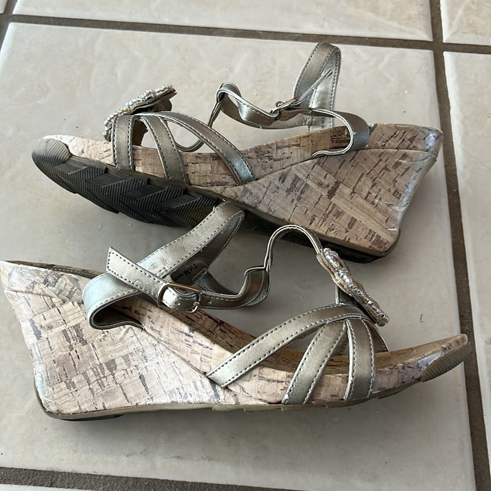 Women’s gold and jeweled wedge heeled sandals. - Picture 4 of 4